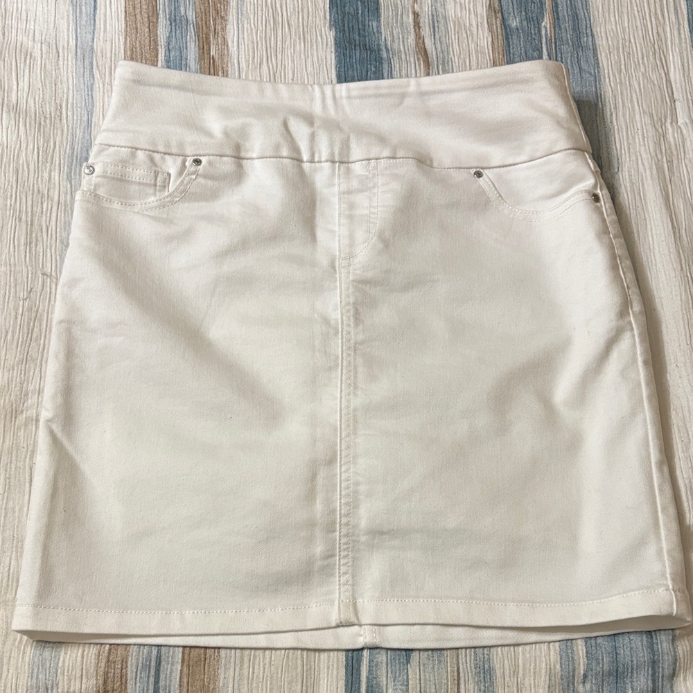 Chic White Mini Skirt